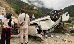 Facia kıl payı atlatıldı... Otomobil yürüyüş yoluna düştü, 4 yaralı!