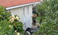Feci kaza: Otomobil ev bahçesine uçtu, 1 ölü, 4 yaralı!