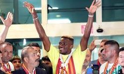 Galatasaray, Osimhen’i resmen kadrosuna kattı: Nijeryalı yıldız İstanbul’da coşkuyla karşılandı