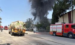 Halı fabrikasında korkutan yangın! Siyah dumanlar gökyüzünü kapladı