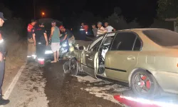 İzmir'de iki otomobil kafa kafaya çarpıştı: Yaralılar var...