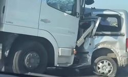 İzmir'de tırla otomobilin çarpıştığı kazada sürücü hayatını kaybetti