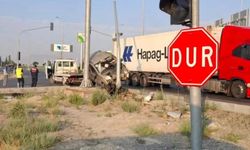 Kontrolden çıkan araç direğe çarptı: Yaralılar var!