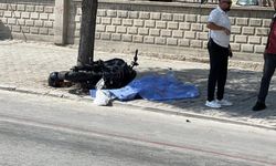 Kontrolünü kaybeden motosiklet sürücüsü bisikletliye çarptı: 2 ölü