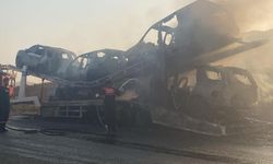 Korkunç yangın: Bir tır ve 5 sıfır kilometre lüks araç küle döndü