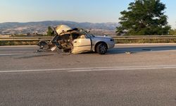 Minibüsle çarpışan otomobilin ikiye bölündüğü feci kazada 11 kişi yaralandı