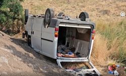 Otomobil ile çarpışan minibüs şarampole devrildi: 11 yaralı