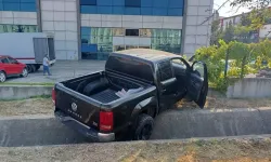 Pikap kanala devrildi, 2 kişi yaralandı