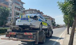 Otomobil polis aracına çarptı: Polis ve yaya hastanelik oldu