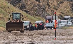 Toprak kayması ulaşımı felç etti, araçlar mahsur kaldı!