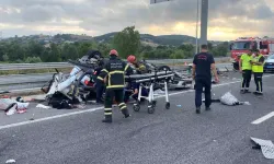 Otomobil yön tabelasına çarptı, 1 kişi hayatını kaybetti 4 kişi yaralandı