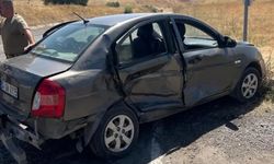 2 otomobilin çarpıştığı kazada 3'ü ağır 8 kişi yaralandı