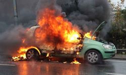 Buca’da yanan bir araç, orman yangınına neden oldu: Ekspertiz yetmez, araç bakımı şart!