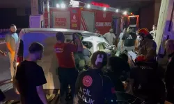 Hafif ticari araç emniyet şeridinde duran kamyonete çarptı: 1'i ağır 3 kişi yaralandı