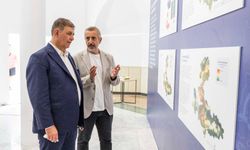 Başkan Tugay, İZPA’nın “İz’in Peşinde Şehrin İçinde” Sergisini Gezdi