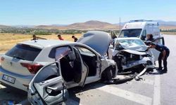 İki otomobilin çarpışması sonucu 1'i ağır 7 kişi yaralandı