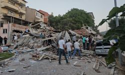 İzmir'i de sallayan 6.1 büyüklüğündeki depremin ardından yıkılan ve hasar gören binalar var!