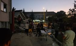 Balıkesir'deki depremin ardından yıkılan binaların altında kalanlar var!