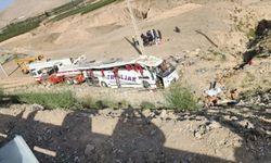 Afganistan'da yolcu otobüsü kayalıklara devrildi: 26 ölü, 14 yaralı