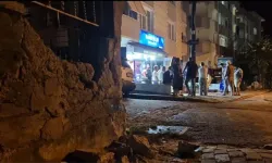 Alkollü sürücü, duvara çarptıktan sonra tekel bayisine daldı