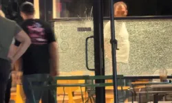 Otoparka düzenlenen silahlı saldırıda kurşunlar kafeye isabet etti!