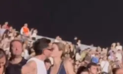 Kenan Doğulu ve Beren Saat konserde aşka geldi, kimseyi umursamadılar!