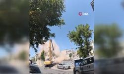 Kentsel dönüşüm nedeniyle yıkılan bina çöktü, operatör enkaz altında kalıyordu!