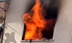 Bir anda her şey kül oldu: 2 kişi dumandan etkilendi, ev küle döndü!