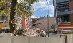 Yıkımı yapılan binanın bir kısmı 4 katlı binanın üzerine çöktü