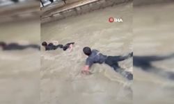 Çocuklar biriken sel sularında yüzdüler