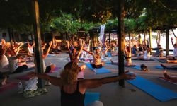 Bodrum'da gün batımına karşı yoga keyfi