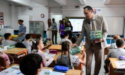 Bornova Belediyesi'nden minik öğrencilere kırtasiye desteği
