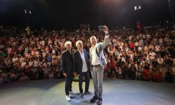Buca Zeki & Metin sahnesinin uzun süren sessizliği alkışlarla son buldu
