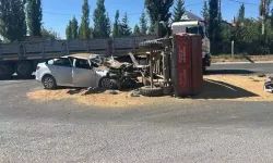 Buğday yüklü traktörün otomobille çarpıştığı kazada 3 kişi yaralandı