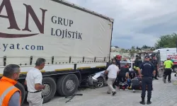 Can pazarı! Park halindeki römorka çarpan otomobilde ölü ve yaralılar var!