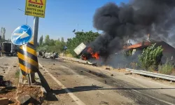Çekici ile otomobilin çarpıştığı kazada, çekici dereye devrilip yandı: 3 kişi öldü