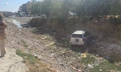 Çocukların oyunu faciaya dönüşüyordu: Otomobil dereye uçtu