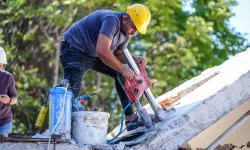 Depremde yıkılan 3 katlı binadan karot örneği alındı