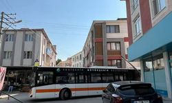 Dikkatsizlik kaza getirdi: Otobüs, direği devirdi... Trafik durdu!