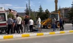 “Dur” ihtarına uymadı, kepçeye çarptı: Kaçan motosiklet sürücüsü kurtarılamadı!