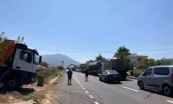 Açık damperli kamyon EDS direğine çarptı, yol ulaşıma kapandı