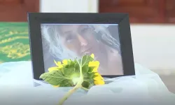 Evinde yastıkla boğularak öldürülen 26 yaşındaki Karsu, toprağa verildi