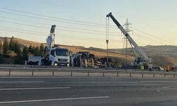 Feci kaza: Beton mikseri otomobilin üstüne devrildi, yaralılar var!