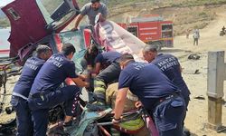 Freni arızalanan vinç araçlara çarpıp uçurumdan devrildi: 24 yaşındaki genç yaşamını yitirdi