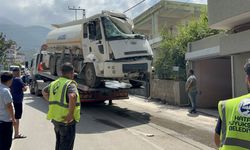 Freni boşalan arazöz park halindeki araçlara çarptı, sürücü araçtan atladı