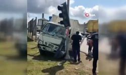 Freni patlayan kamyonet trafiği birbirine kattı, reklam panolarına çarptı