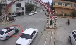 Görme engelli vatandaşa otomobil çarptı: Kaza anı güvenlik kamerasında