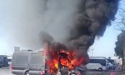 Havalimanında korkutan minibüs yangını: Alevler park halindeki aracı sardı!