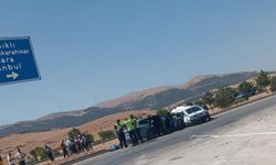 İki araç kafa kafaya çarpıştı: Ortalık savaş alanına döndü, yaralılar var!
