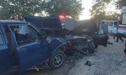 İki Tofaş kafa kafaya çarpıştı, yol savaş alanına döndü: 1 ölü, 3 ağır yaralı